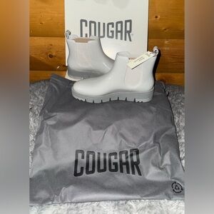 Cougar Firenze Zinc Chelsea Boots. Women’s size 7. NWT never worn